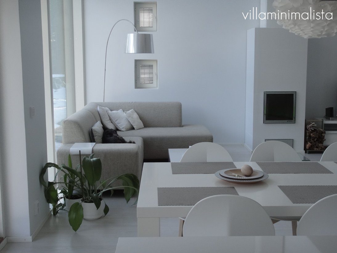 Villa minimalista: glimtar från vardagsrum och sovrum