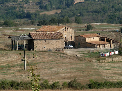 El conjunt d'edificacions de La Muntada amb la masia, la masoveria i el paller, vist des de la Costa de Montoliu El conjunt d'edificacions de La Muntada amb la masia, la masoveria i el paller, vist des de la Costa de Montoliu