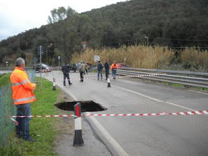 Da Camminando.org Voragine sulla strada provinciale 26 in località Il Piano Rio Marina