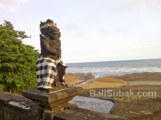 Statue in Rambutsiwi Temple, in the beach Statue in Rambutsiwi Temple, in the beach