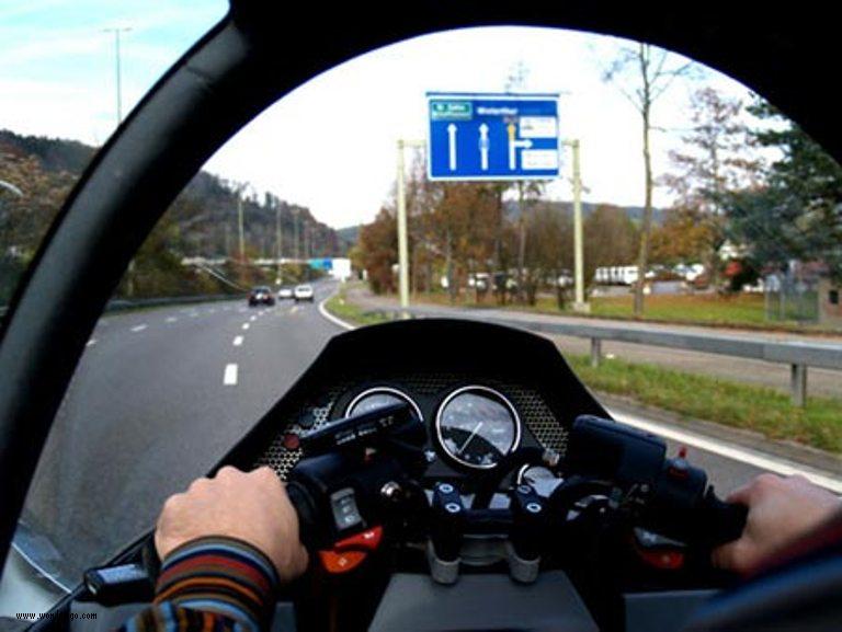 Luxurious Air Conditioned MonoTracer Bike 250 kph SpeedModern Life