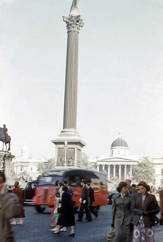 Amazing Historical Photo of Trafalgar Square in 1950 