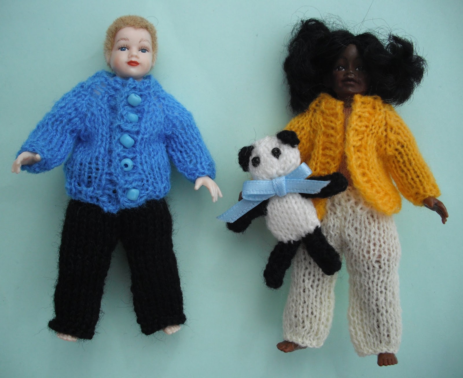 bitstobuy: Another FREE knitting pattern in dolls house scale - Child Trousers