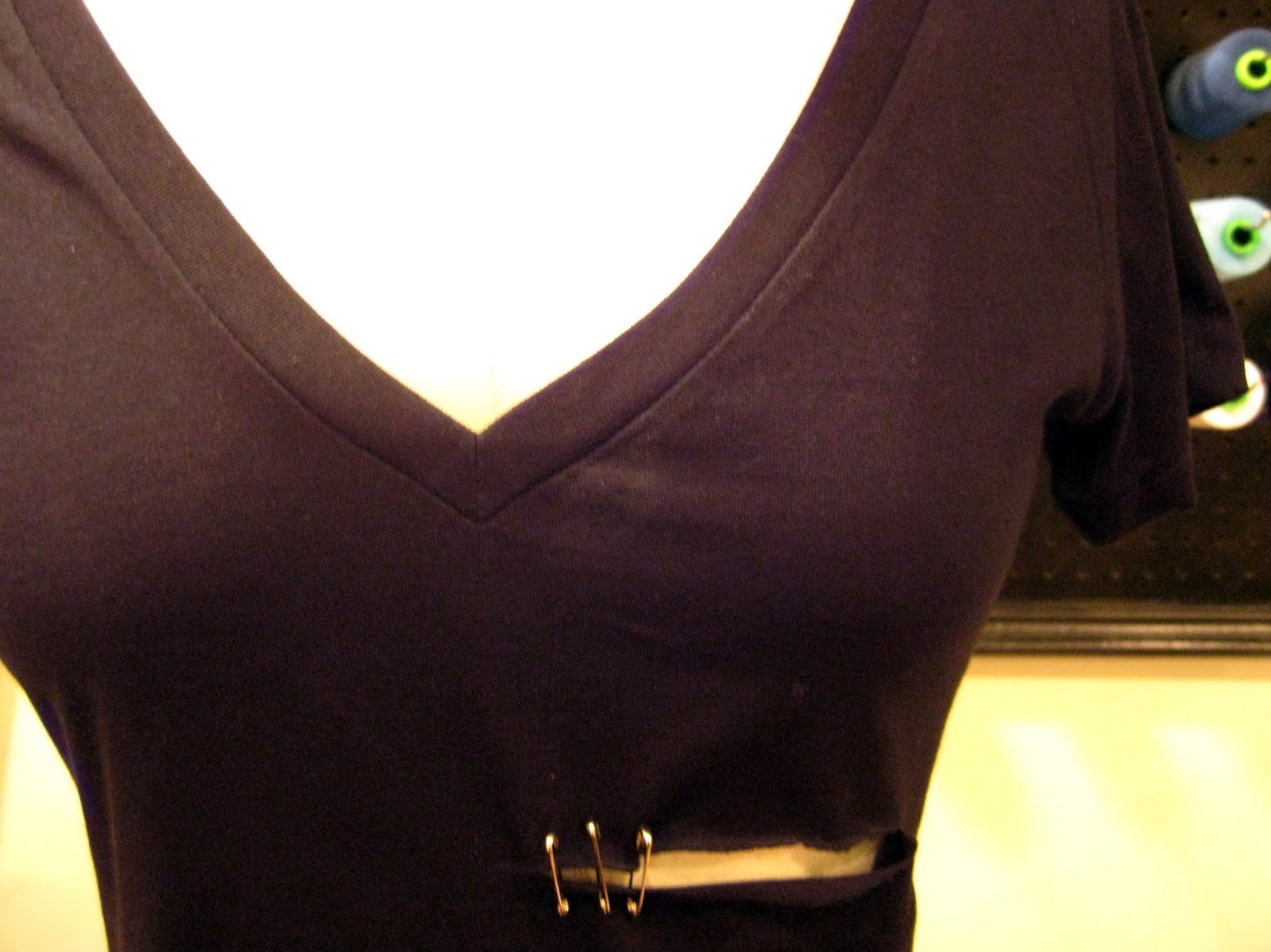 SWFDS [DIY Tutorial] Safety Pin Shirt