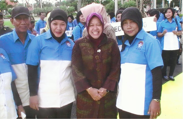 Berpose dengan Walikota Surabaya, Ibu TRI RISMAHARINI