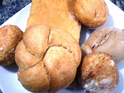 Pão caseiro, dois pães em forma de trança sobre madeira e uma toalha de  mesa quadriculada vermelha e branca, uma faca e um ramo de trigo.