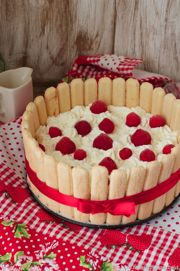 Tarta helada de chocolate blanco y fresas