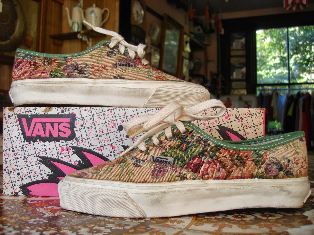 theothersideofthepillow vintage VANS FLORAL TEA TAPESTRY authentic