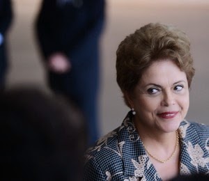 Dilma diz que Petrobras "vira uma página e acerta o passo" ao divulgar balanço