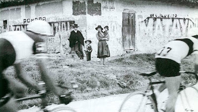 Natives of Boyac, watching the Vuelta A Colombia