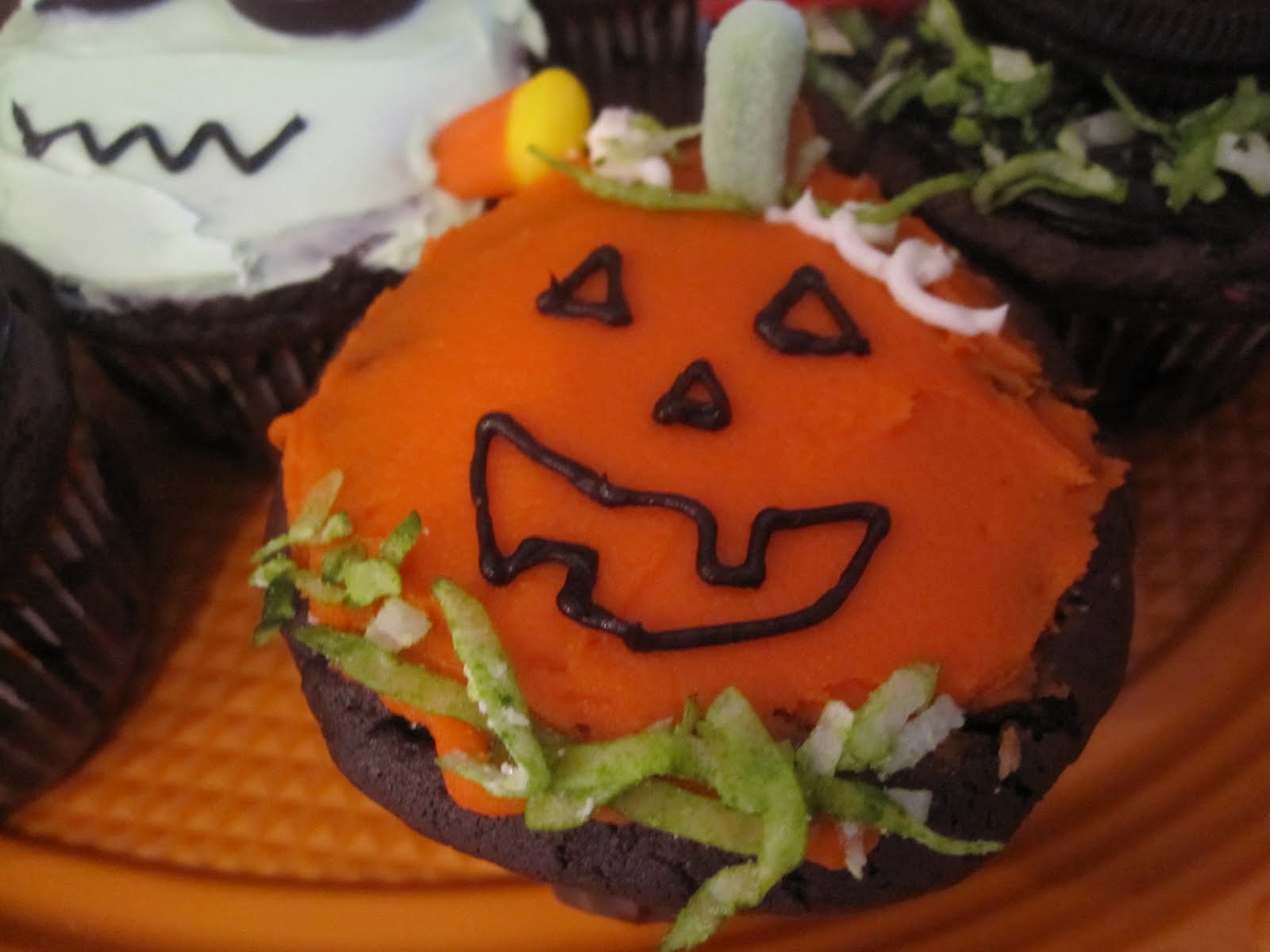Neighbor Julia: Halloween Cupcakes That Kids Can Decorate!