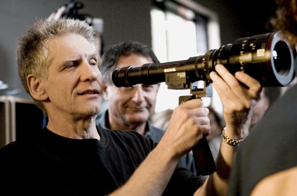 http://4.bp.blogspot.com/-r3TXDLhcnw8/TsbLk_pgNeI/AAAAAAAABt4/c9nIXxE33po/s1600/david-cronenberg-directing-a-history-of-violence.jpg