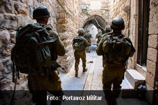 Forças israelenses esvaziam prédios ocupados por judeus em Hebron Forças israelenses esvaziam prédios ocupados por judeus em Hebron