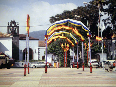 La plaza adornada para las fiestas del Cristo.