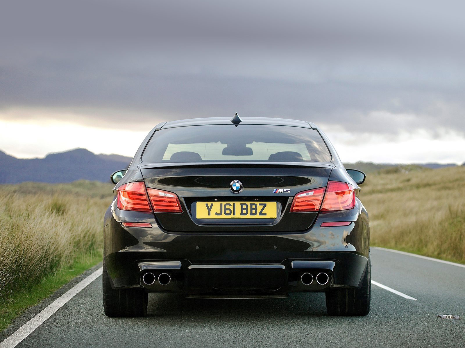 http://4.bp.blogspot.com/-r4zTscfTBd4/Tsoiewu1MQI/AAAAAAAAJ1U/BoOgG9BEPnU/s1600/2012-M5_UK_Version_BMW-desktop-wallpapers_7.jpg