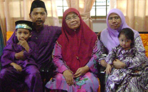 Abdullah bersama Muhammad Aiman (kiri), ibunya, Samsiah dan Maisarah