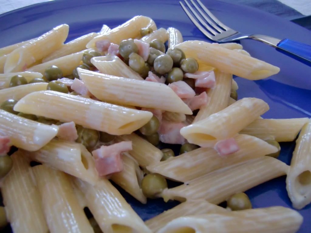 IL PANIERE DELLE DELIZIE PENNE CON PANNA, PROSCIUTTO E PISELLI