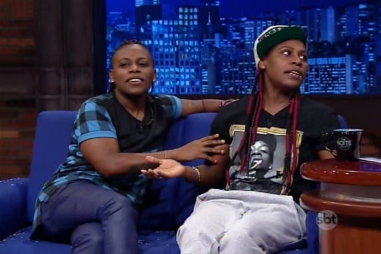 As irmãs Neném e Pepê durante entrevista para o The Noite As irmãs Neném e Pepê durante entrevista para o The Noite