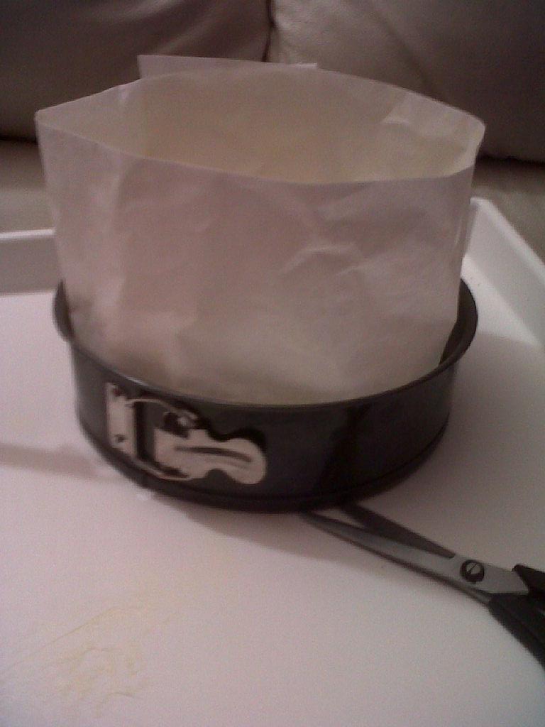 Tarragon & Thyme How to line the Christmas Cake Tin