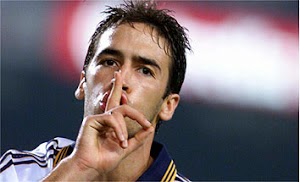 Raúl manda callar al Camp Nou