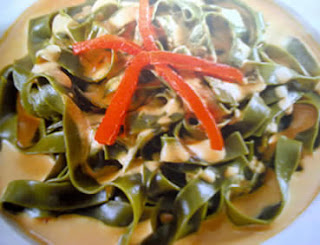 Fetuccini verde con salsa de queso y pimiento recetas
