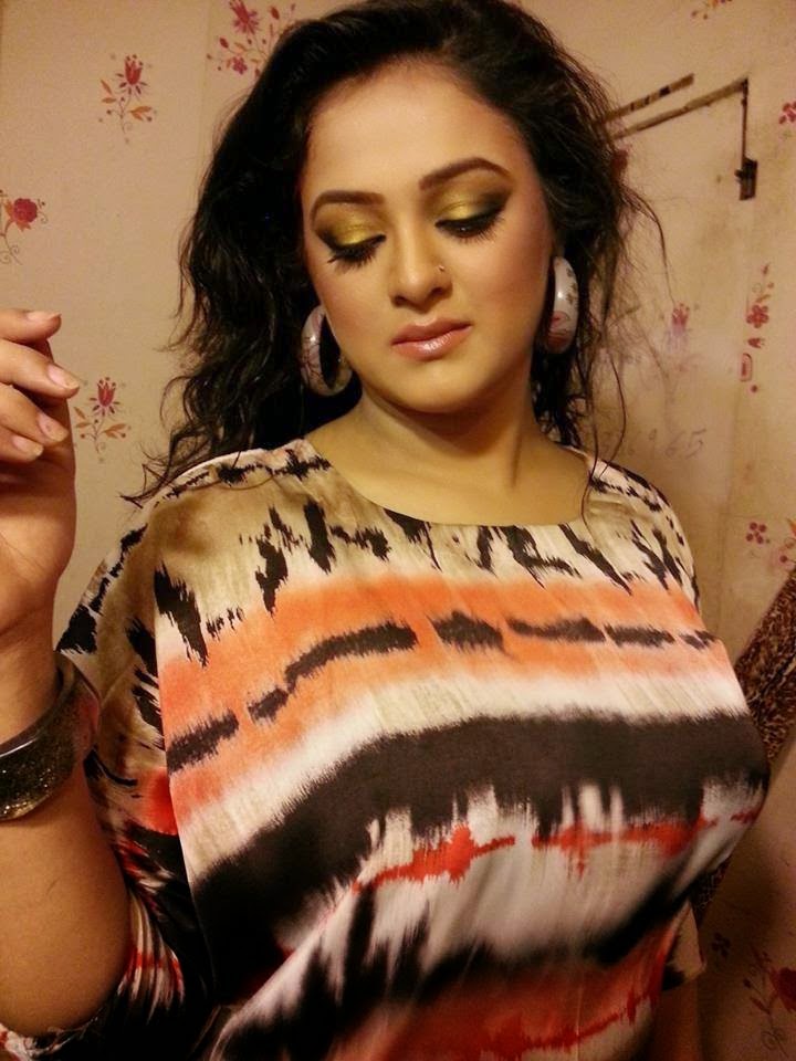 Pakistani Mujra Girl: Priya khan gram masala hot dance video
