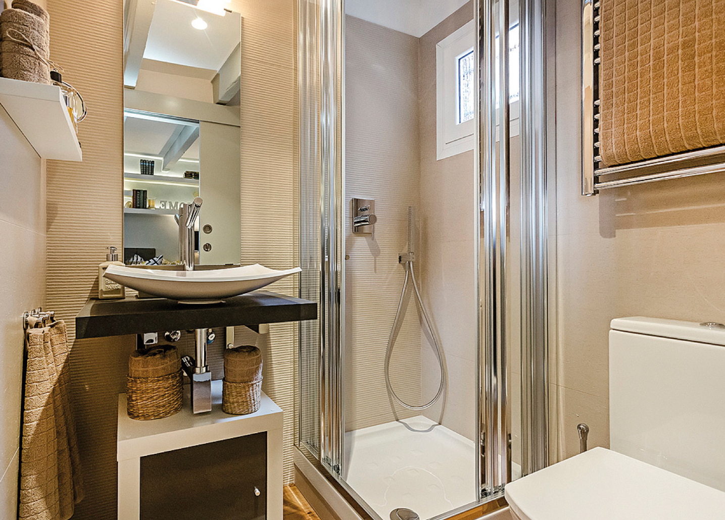 Boiserie & c.: vivere meravigliosamente in 20 metri quadrati Parquet nel bagno