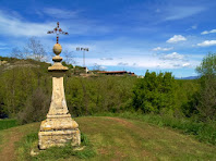La Creu-Pedró de Sant Andreu de Gurb amb el mas El Puig al seu darrere i al fons de la imatge La Creu-Pedró de Sant Andreu de Gurb amb el mas El Puig al seu darrere i al fons de la imatge