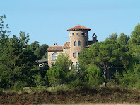 Detall de la façana oriental amb finestres de punt rodó de la Torre de Cal Boixader Detall de la façana oriental amb finestres de punt rodó de la Torre de Cal Boixader