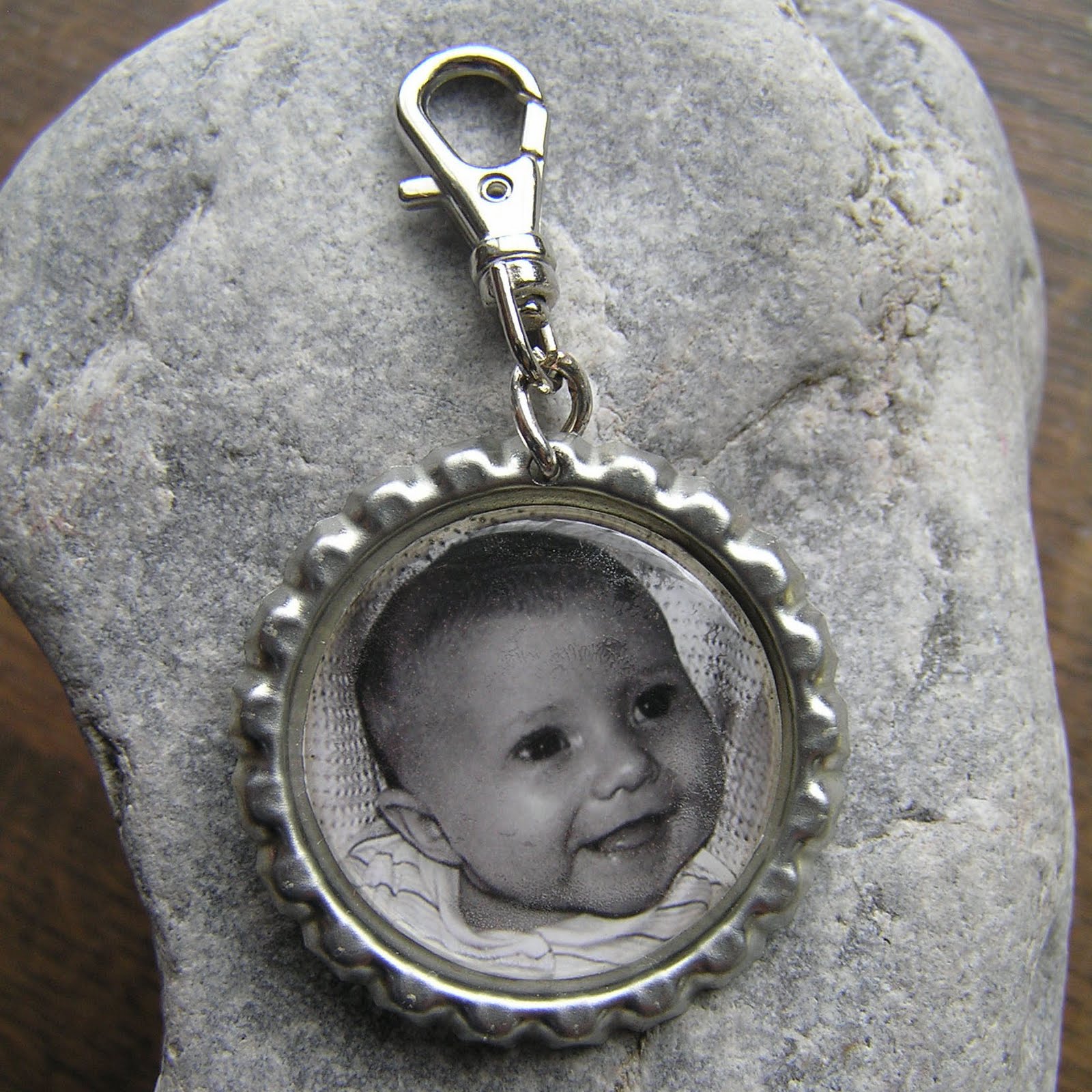 Personalised Photo Jewellery How to make Personalised Photo Keyrings. Great Father's Day gift.