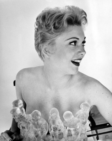Check Out What Kim Novak Looked Like  in 1954 
