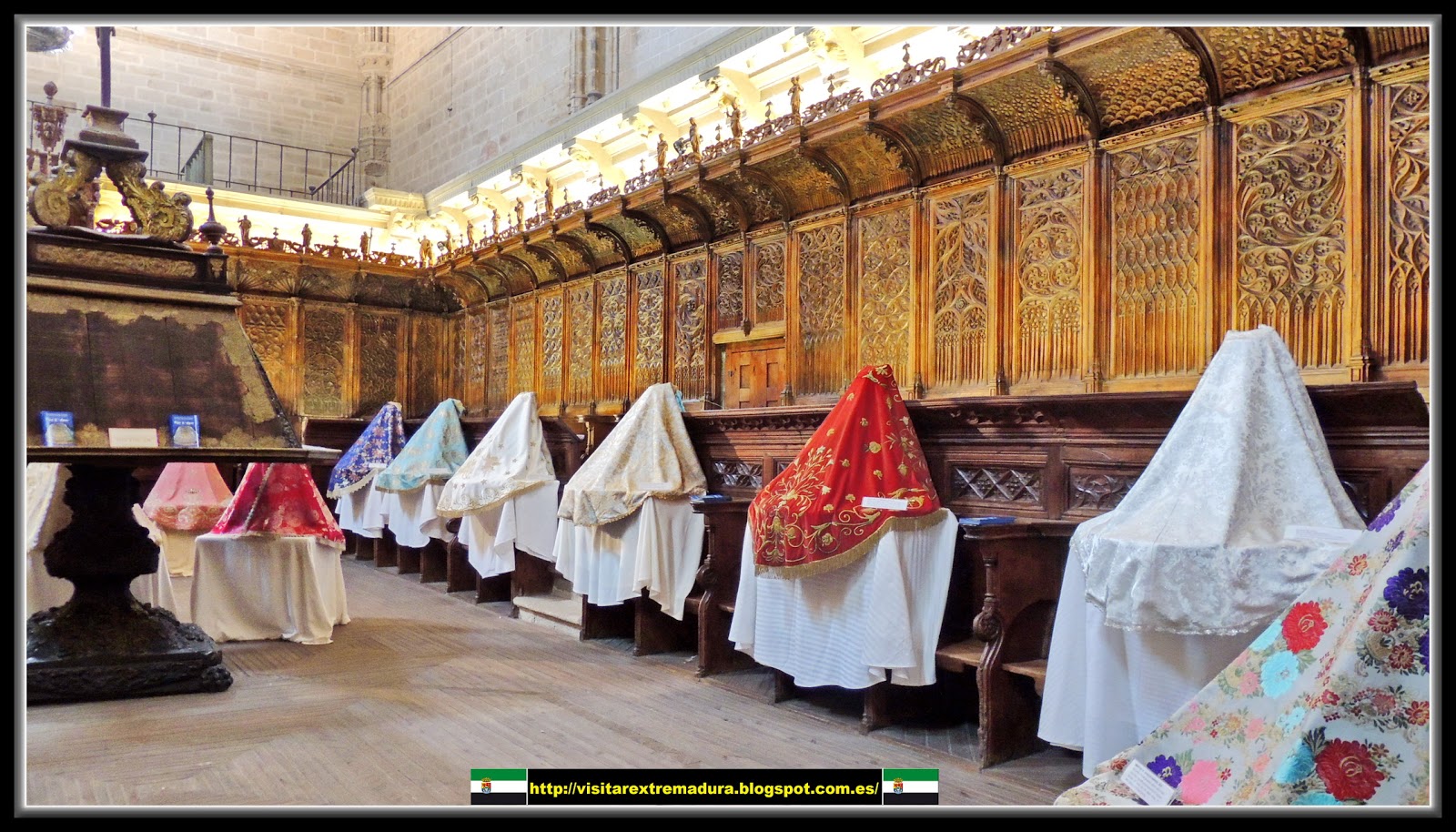 Coria. Catedral. Coro. Mantos de la Virgen.