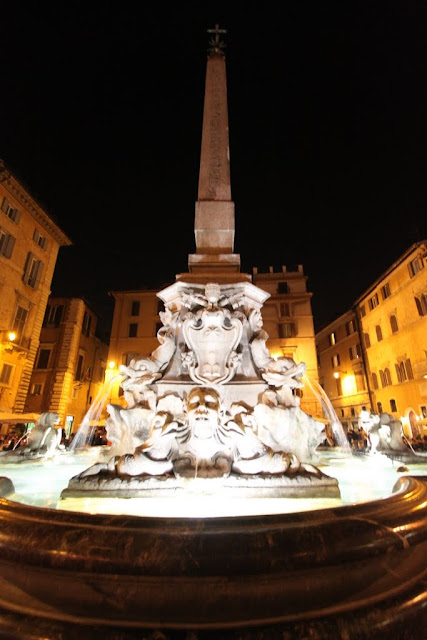 Fontan del Patheon is situated in fron of the Pantheon, Rome Italy Fontan del Patheon is situated in fron of the Pantheon, Rome Italy