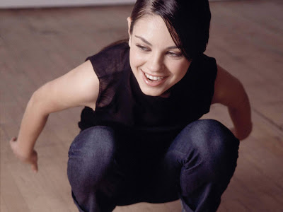 Mila Kunis Beautiful legs Wallpaper