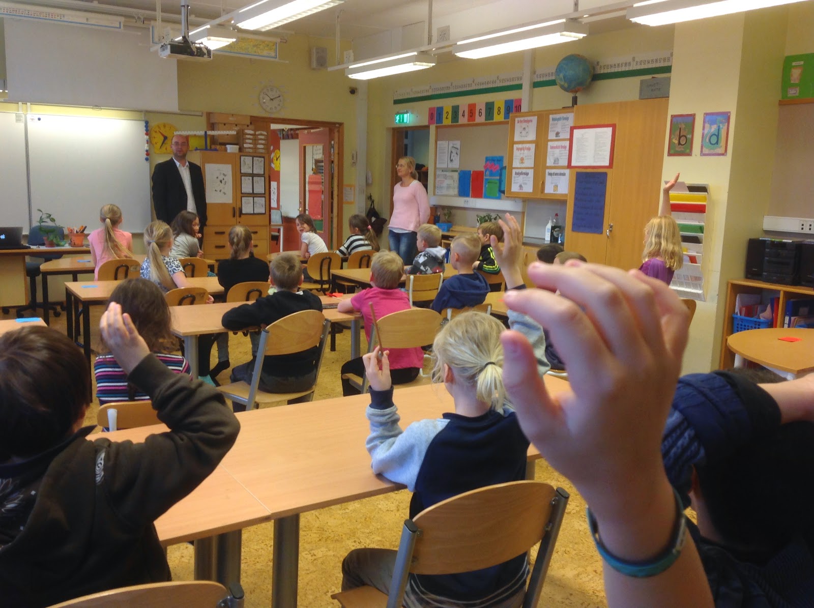 Tom Andersson (mp) pratar miljö på skräpplockardagarna 2014 Många frågor till om sopor och miljö från eleverna på trandaredsskolan
