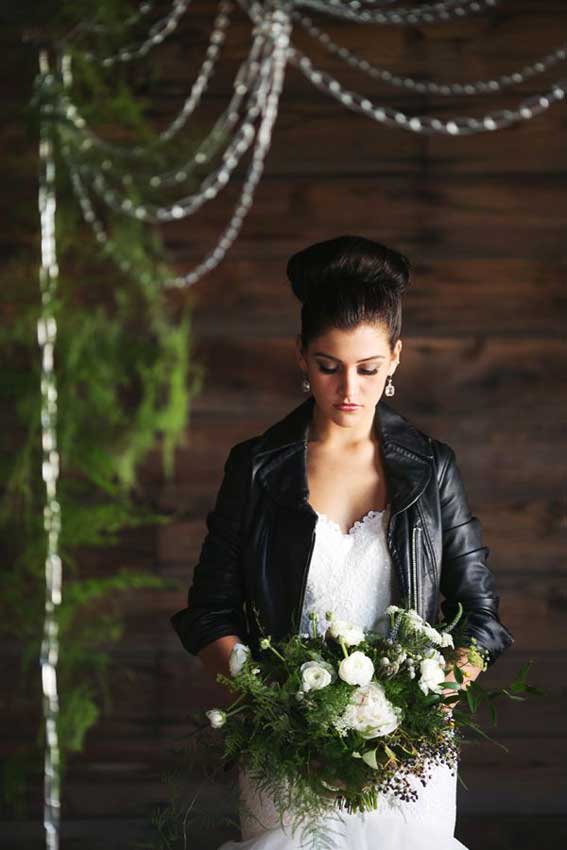 novias con chaquetas de cuero.