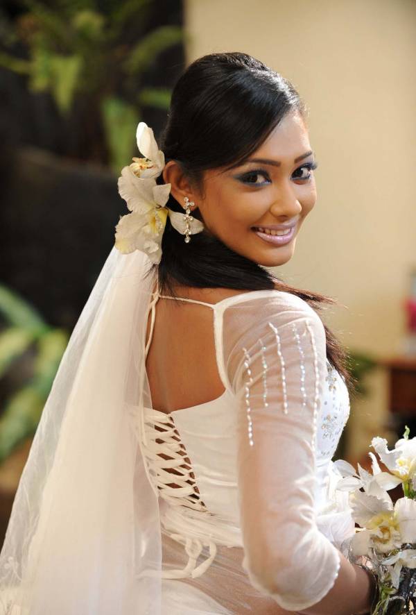 Yureni Noshika Cute In Sri Lankan Country Bridal Dress PicsPhotogallery