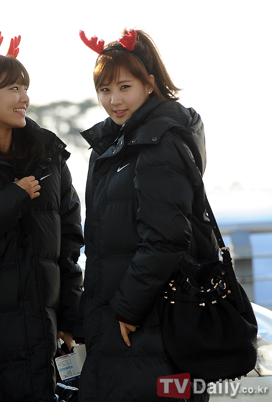 [PIC][24-12-2012]SNSD khởi hành đi Nhật Bản vào sáng nay + 8 thành viên đeo bờm giáng sinh trước sân bay + Sunny vắng mặt vì ốm %EA%B3%B5%ED%95%AD+(12)