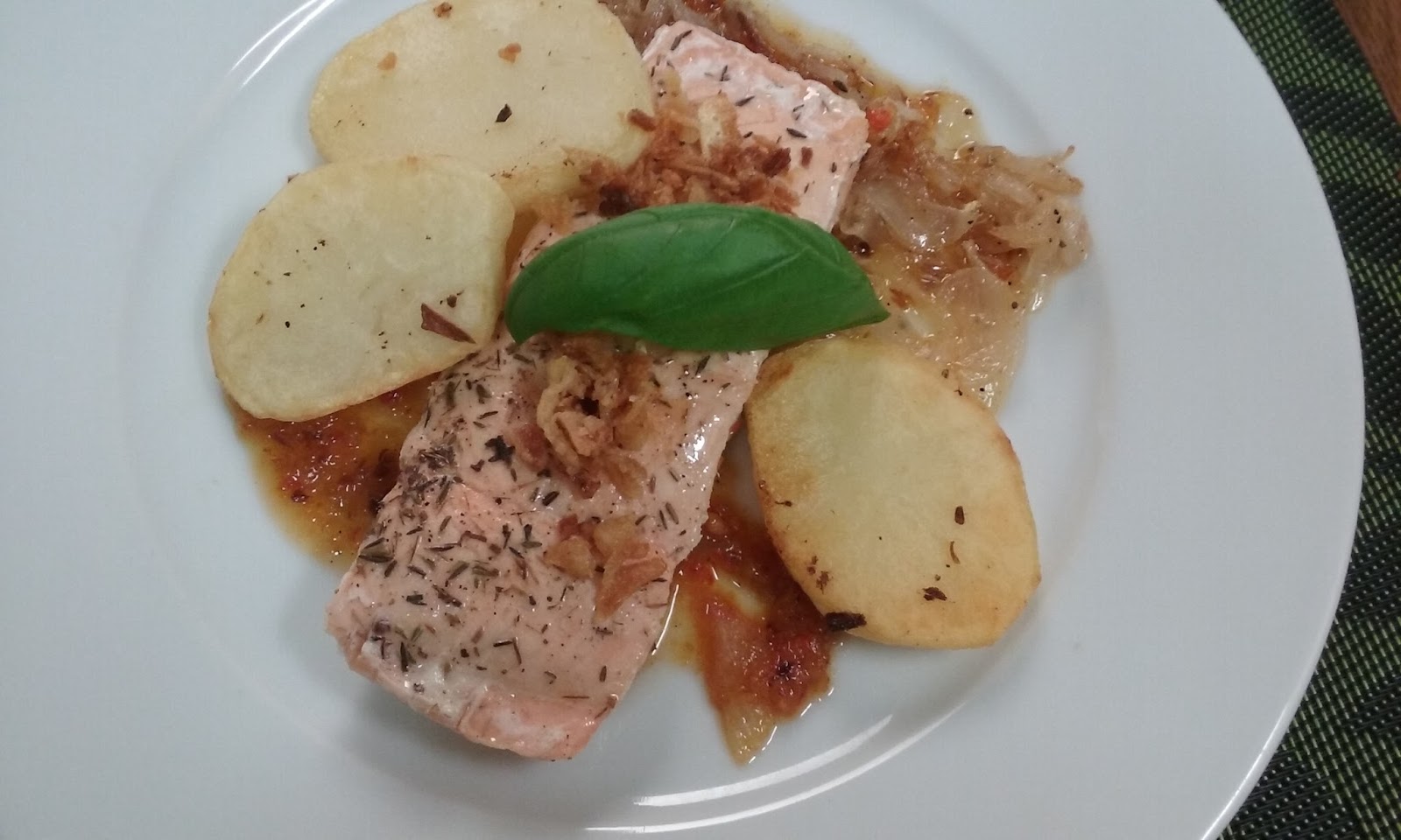 ToDo SoBre CaRmeN SALMÓN EN PAPILLOTE CON PATATAS CONFITADAS Y LECHO