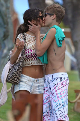 Justin Bieber and selena Gomez kissing