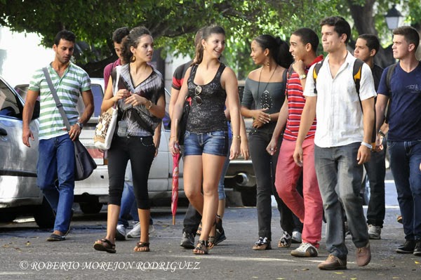 Estudiantes en una de las calles interiores de la Universidad de La Habana, Cuba, Estudiantes en una de las calles interiores de la Universidad de La Habana, Cuba,