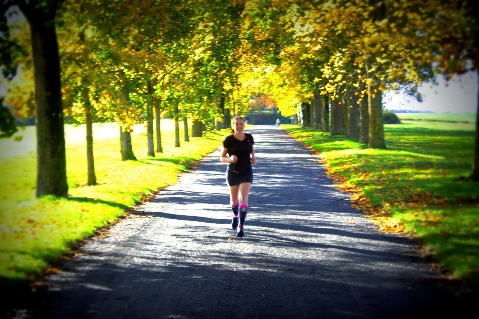 la fille aux baskets roses
