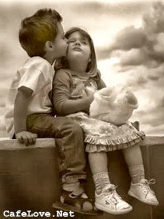 Hình ảnh bé trai hôn bé gái Hình ảnh bé trai hôn bé gái