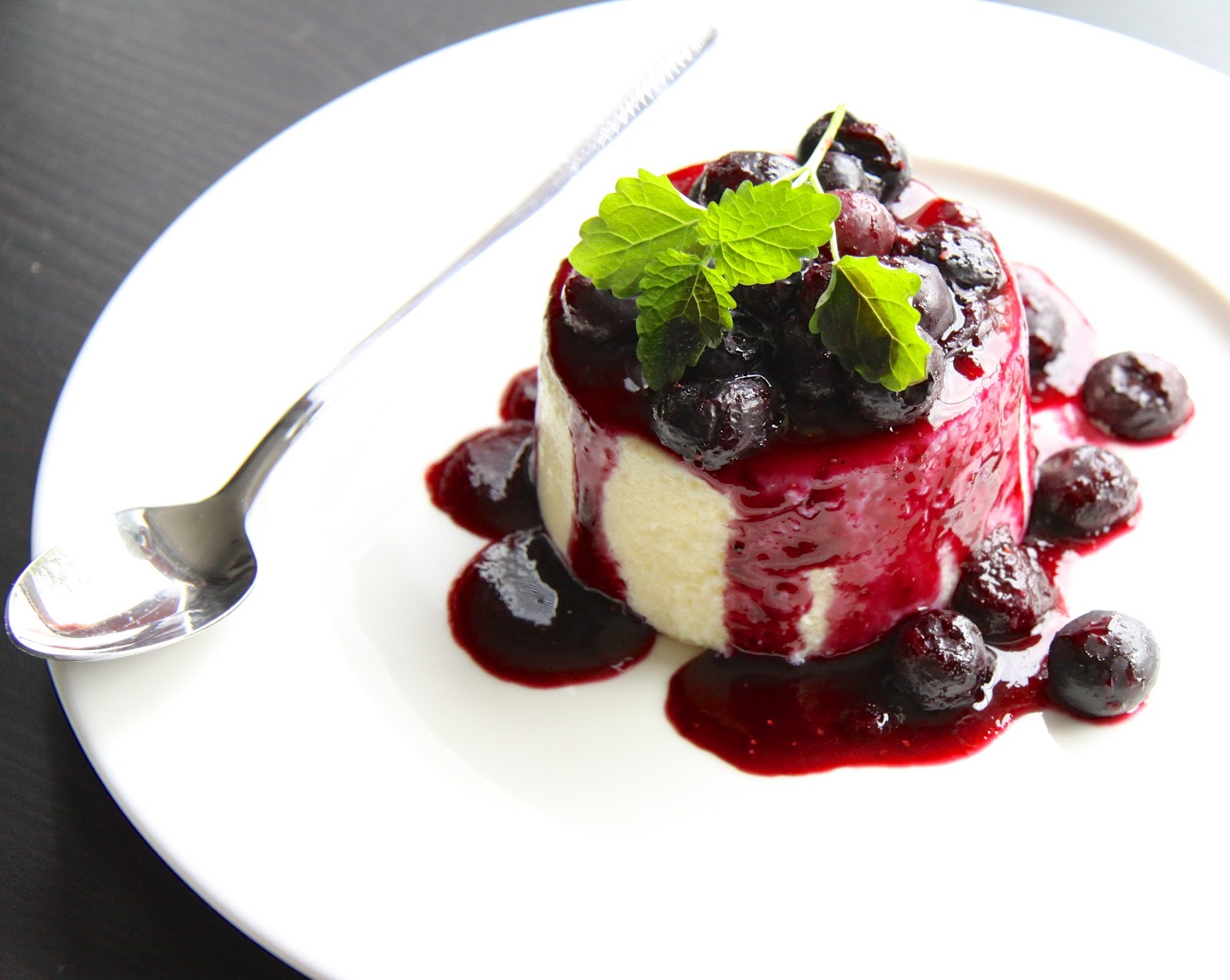 Dokładka Deser z kaszy mannej z sosem jagodowym