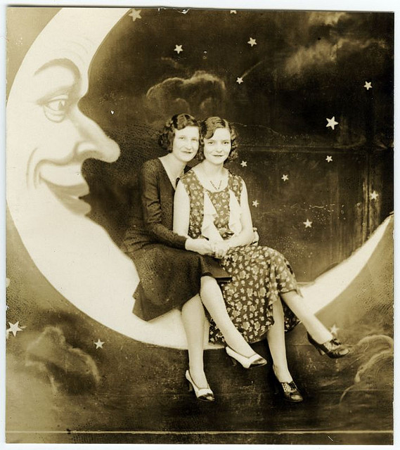 paper moon vintage Paper moon (or paper moon) may refer to: a spherical paper lantern film paper moon, a 1973 american drama film directed by peter bogdanovich based on the novel. paper moon vintage Paper moon (or paper moon) may refer to: a spherical paper lantern film paper moon, a 1973 american drama film directed by peter bogdanovich based on the novel.