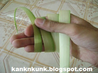 Cara membuat ketupat (sumber : kanknkunk.blogpspot.com) Cara membuat ketupat (sumber : kanknkunk.blogpspot.com)