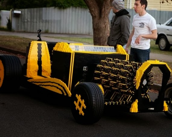 El coche hecho con piezas de Lego