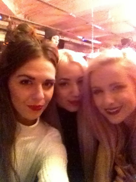 picture of fashion bloggers at motel rocks party