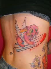 tatuaje de un conejo con alas sosteniendo un tampax