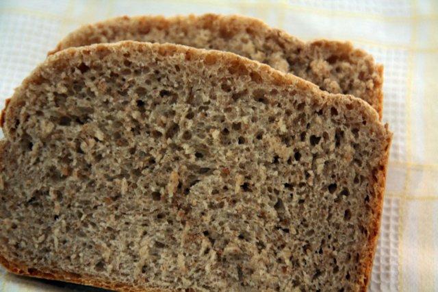 Rebanadas de pan semi-integral hecho con panificadora
